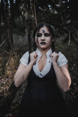 Ormanda öğrenci şeklinde bir cadı.