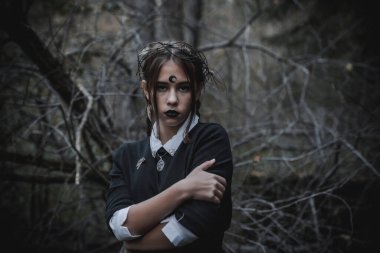 Ormanda öğrenci şeklinde bir cadı.