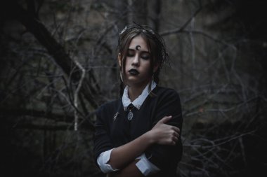 Ormanda öğrenci şeklinde bir cadı.