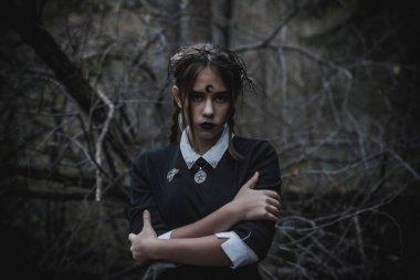 Ormanda öğrenci şeklinde bir cadı.