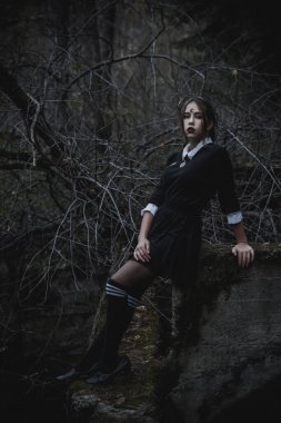 Ormanda öğrenci şeklinde bir cadı.