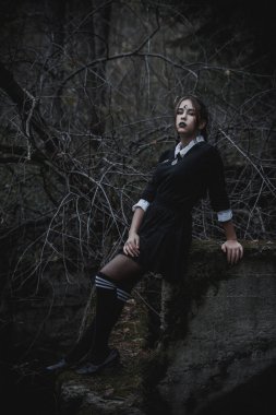 Ormanda öğrenci şeklinde bir cadı.