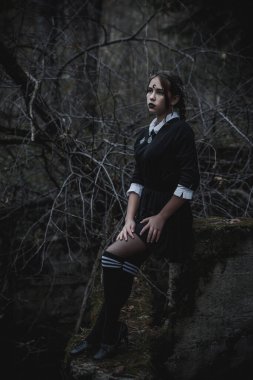 Ormanda öğrenci şeklinde bir cadı.