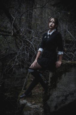 Ormanda öğrenci şeklinde bir cadı.