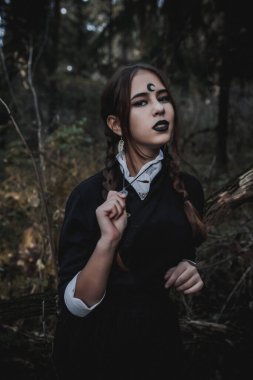 Ormanda öğrenci şeklinde bir cadı.