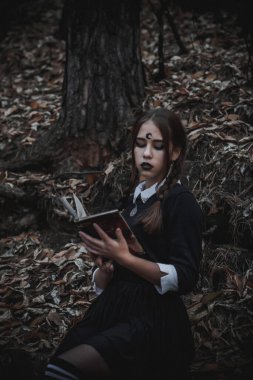 Ormanda öğrenci şeklinde bir cadı.