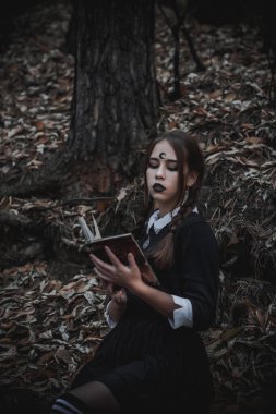 Ormanda öğrenci şeklinde bir cadı.