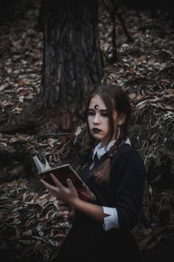 Ormanda öğrenci şeklinde bir cadı.