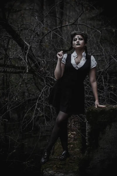 Ormanda öğrenci şeklinde bir cadı.