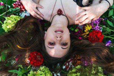 Kız çiçeklerde yatıyor Kız çiçeklerde yatıyor