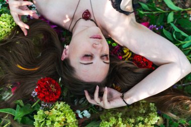 Kız çiçeklerde yatıyor.