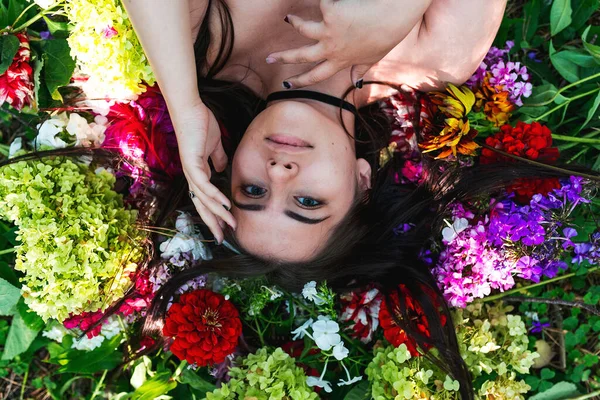 Menina Está Flores — Fotografia de Stock