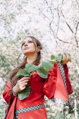  Bir elma bahçesinde peri masalı tarzında aile çatışması.