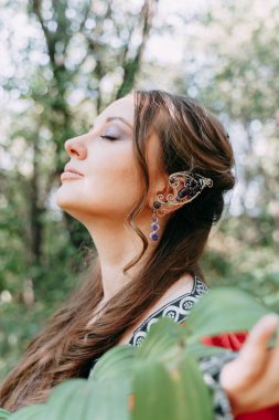  Bir elma bahçesinde peri masalı tarzında aile çatışması.