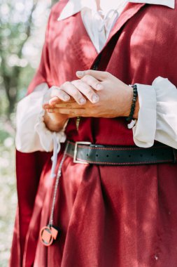  Bir elma bahçesinde peri masalı tarzında aile çatışması.