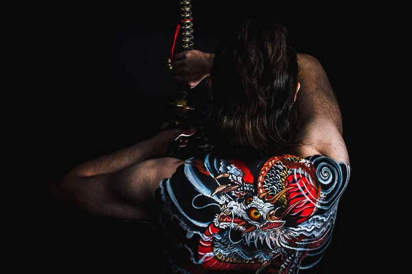 Yakuza Mit Drachen Tattoo Auf Dem Rücken — Stockfoto