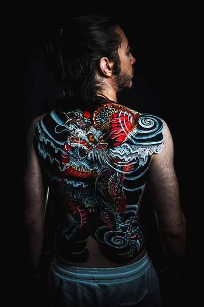 Sırtında ejderha dövmesi olan yakuza.
