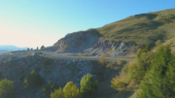 Luchtfoto van Jumbo Trailer Truck neemt afslag op de berg weg bij zonsondergang met prachtig uitzicht op het landschap — Stockvideo