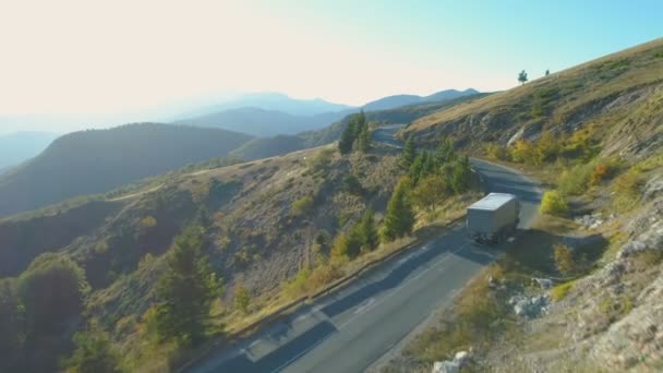 在保加利亚岩石蜿蜒的山路上追逐货车的无人机 — 图库视频影像