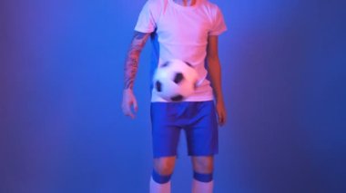 dövmeli Avrupalı adam futbol iç sahası mavi ve kırmızı ışıklarını eğitiyor