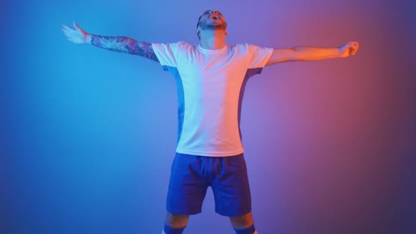 Futbol gol kutlaması stüdyo ışıkları kırmızı ve mavi — Stok video