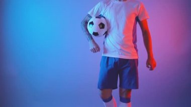 Tanımlanamayan futbolcu kapalı alanda kendine güvenen bir oyuncu.