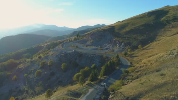 Drone volgt Heavy cargo Truck of vrachtwagen op kronkelende rotsachtige bergweg — Stockvideo