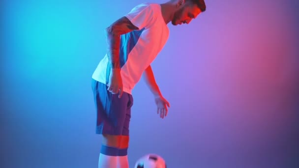 Serbest stil futbolcunun bacaklarıyla ve dizleriyle topu hokkabazlık yaparken yan görünümü — Stok video