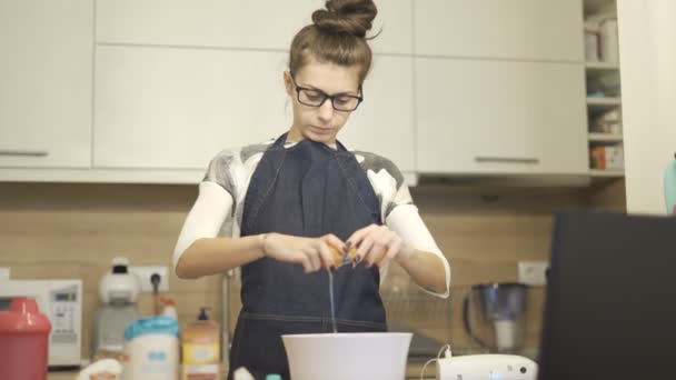 Matlagning muffins hemma bromsa ägg från trevliga kvinnor — Stockvideo