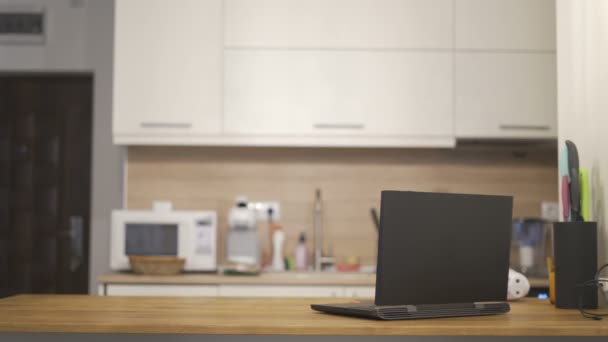 Fundo da cozinha com mesa e laptop com conceito de espaço de cópia — Vídeo de Stock