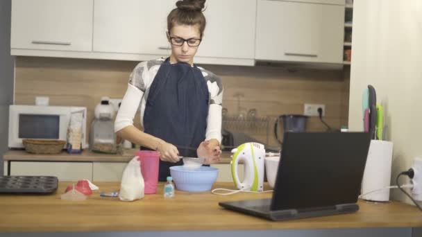 Mulheres com muffins de vidro feitos com receitas de laptop em casa — Vídeo de Stock