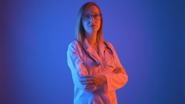 Potret seorang wanita muda yang cantik dokter dengan stetoskop. Rekaman studio — Stok Video