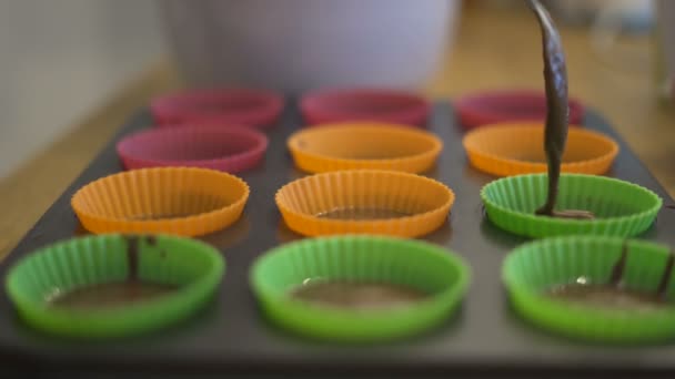 Färg silikon koppar fyllning med hemmagjord choklad muffins blandning — Stockvideo