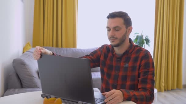 Genç Avrupalı bir adam iş görüşmesine gidiyor. Küresel iletişimi laptopta kullanıyor. Canlı Video Çağrısı — Stok video