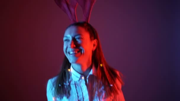 Fille heureuse dansant sur une fête de Noël avec des lumières de Noël costume de renne. — Video