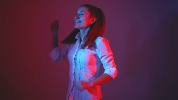 Счастливая молодая женщина танцует в клубе или на вечеринке — стоковое видео
