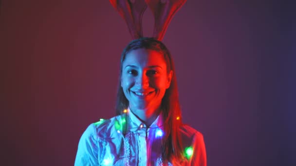 美丽微笑的女人的画像，脖子上挂着圣诞彩灯 — 图库视频影像