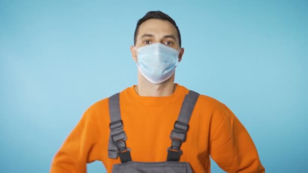 Πορτρέτο του εργαζόμενου άνδρα φορώντας λευκή ιατρική μάσκα προσώπου — Αρχείο Βίντεο