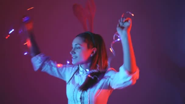 Gelukkig feestelijk vrouw dansen en het houden van kerstverlichting — Stockvideo