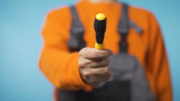 Handyman pria menyerahkan konsep obeng — Stok Video