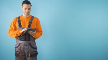 Tablet üzerinde çalışan kendine güvenen inşaat işçisi ya da mimar 