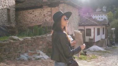 Dişi turist ve gezgin tatil boyunca varış yeri arıyor
