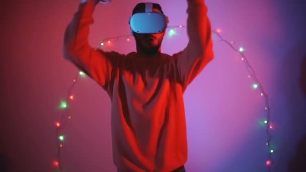 A fiatalember videojátékokat játszik VR szemüveggel a karácsonyi ünnepek alatt — Stock videók