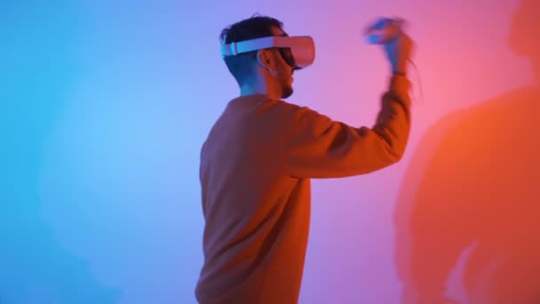 Framifrån på en man som bär VR Virtual-headset, i en kampställning — Stockvideo