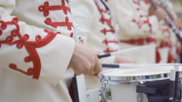 Brassová kapela Národní gardy s oficiálními uniformami na přehlídce — Stock video