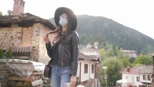 Turistkvinna med ansiktsmask utforskar gamla stan efter COVID pandemi — Stockvideo