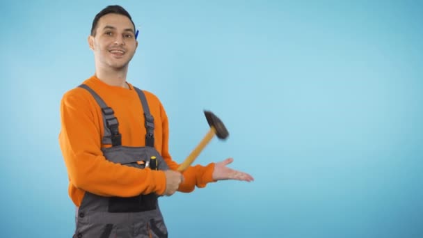 Handyman with hammer in his hands and copyspace on the right — Stock Video