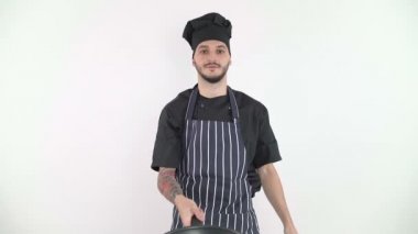 Sebzeleri Yavaş Çekimde Atan Şef Beyaz arka plana Karşı