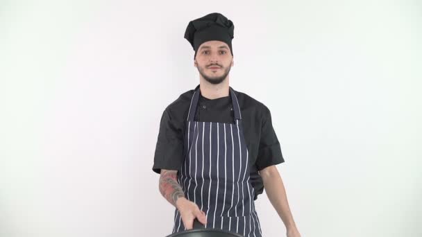 主厨在白底背景下慢动作在空气中排泄蔬菜 — 图库视频影像