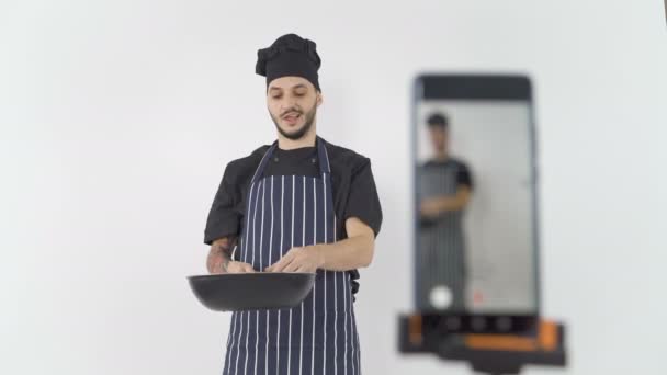 Professionele mannelijke chef-kok doet online kooklessen filmen hem met smartphone — Stockvideo